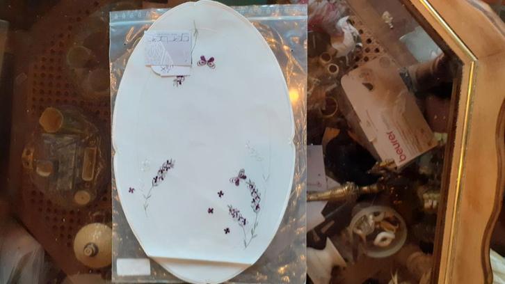 napperon neuf ovale brodé fleur et papillon, Maison & Meubles, Accessoires pour la Maison | Autre, Neuf, Enlèvement ou Envoi