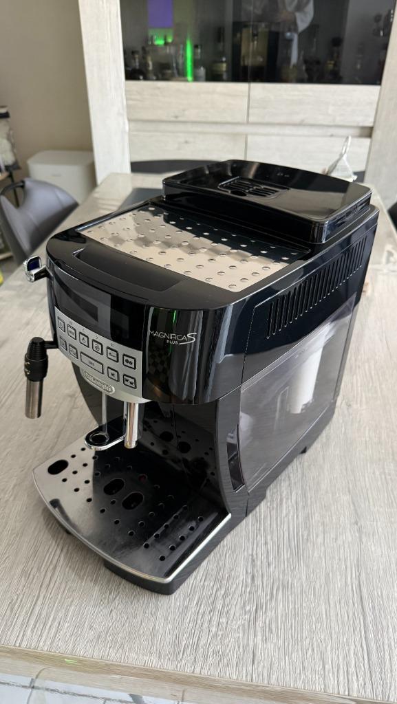 Delonghi Magnifica S PLUS, Elektronische apparatuur, Koffiezetapparaten, Zo goed als nieuw, Gemalen koffie, Koffiebonen, Espresso apparaat