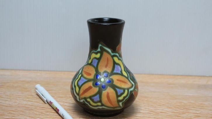 Art Deco vaasje van Céramique Montoise Bergen, 1920-1930, Antiek en Kunst, Antiek | Woonaccessoires, Ophalen of Verzenden