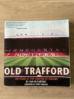 Old Trafford: 100 Years of the Theatre of Dreams, Boeken, Sportboeken, Gelezen, Ophalen of Verzenden, Balsport, Iain McCartney