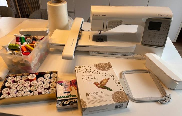 Borduurmachine met bijhorende software, Hobby en Vrije tijd, Borduren en Borduurmachines, Gebruikt, Borduurmachine, Machineborduren