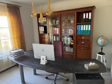 Bureautafel in blauwe steen beschikbaar voor biedingen