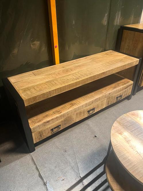 Tv meubel mangohout industriël (outlet), Huis en Inrichting, Woonaccessoires | Overige, Zo goed als nieuw, Ophalen