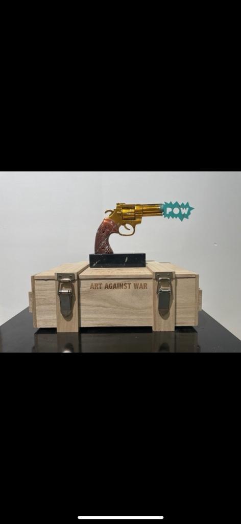 Van Apple — Kunst tegen oorlog — The Golden Pow Gun, Antiek en Kunst, Kunst | Designobjecten, Ophalen of Verzenden