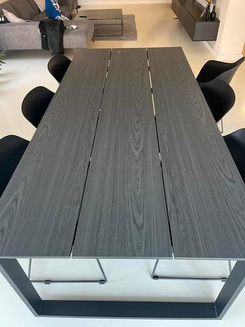 Moderne JYSK tafel met grijs blad beschikbaar voor biedingen