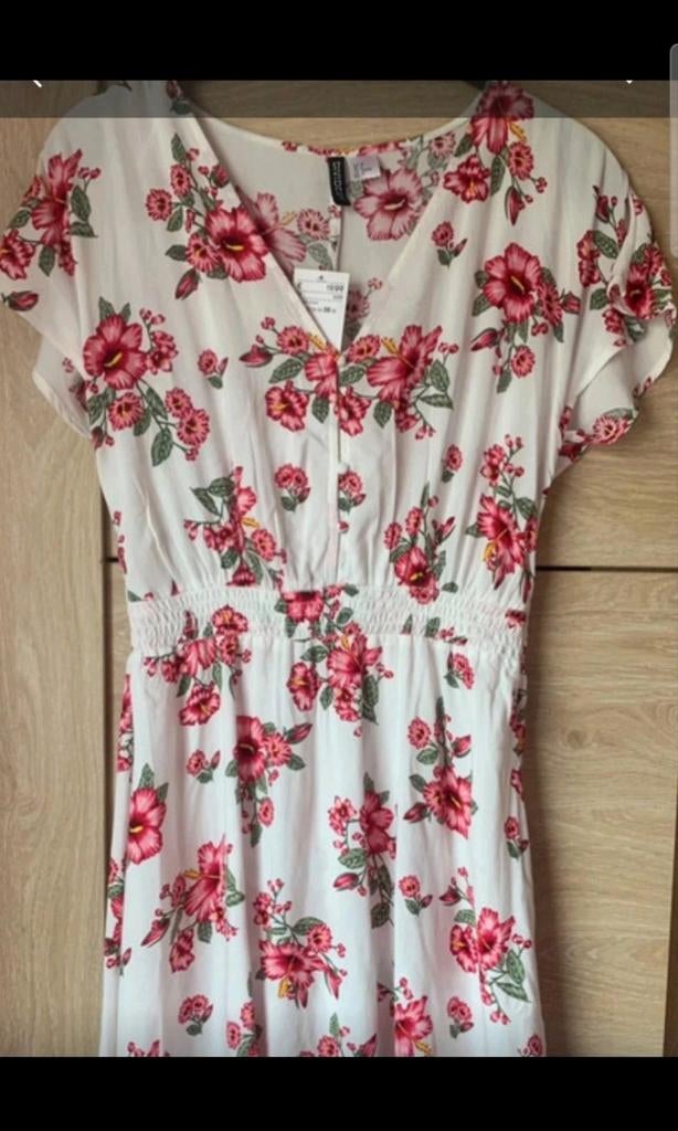 Robe neuve avec étiquette