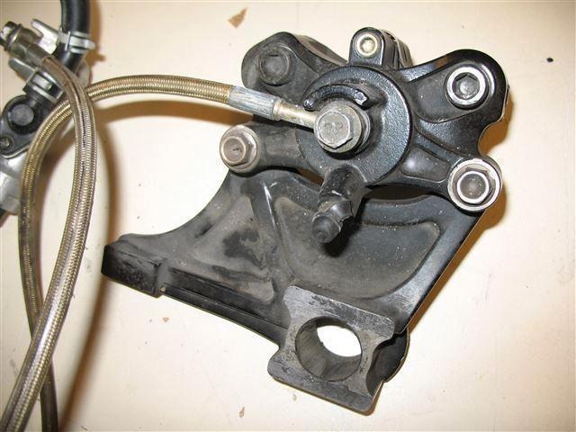 Suzuki GSXR600 K4 tokico achterremklauw met stalen remleidin, Motos, Pièces | Suzuki, Utilisé, Enlèvement ou Envoi