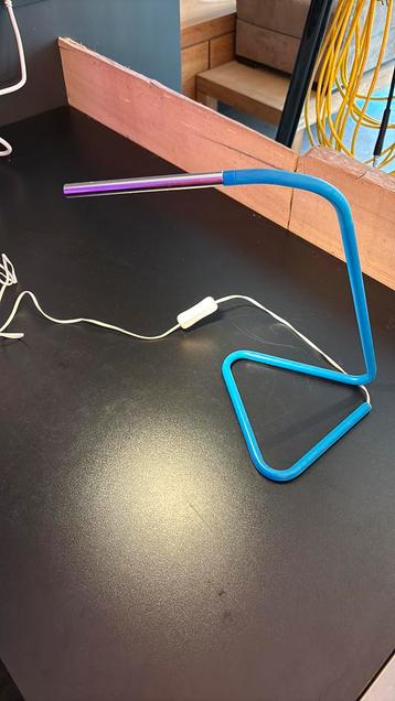 Blauwe LED-bureaulamp beschikbaar voor biedingen