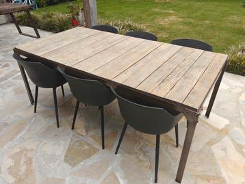 Tuintafel beschikbaar voor biedingen