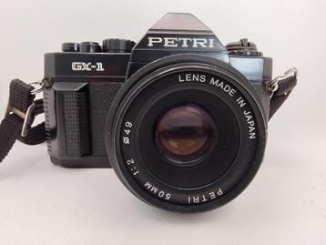 L'appareil photo Petri GX 1 avec un objectif 50 mm f 1:2 fon