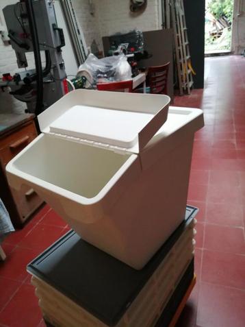 Opbergbak met deksel beschikbaar voor biedingen