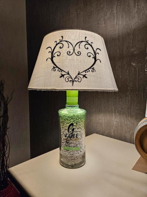 Zelfgemaakte lamp van G'Vine gin fles, Maison & Meubles, Lampes | Lampes de table, Neuf, Enlèvement