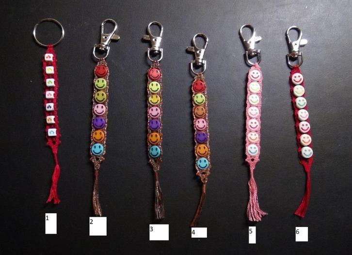 Sleutelhanger met kantwerkje en smileys, Hobby en Vrije tijd, Kantklossen, Nieuw, Overige typen, Ophalen of Verzenden