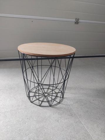 Bijzettafel met afneembaar houten deksel beschikbaar voor biedingen