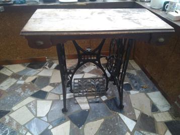 Pied d'une ancienne machine à coudre en métal noir beschikbaar voor biedingen