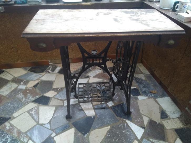 Pied d'une ancienne machine à coudre en métal noir, Antiek en Kunst, Antiek | Naaimachines, Ophalen