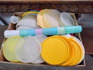 TUPPERWARE 50-tal allerlei potjes met bijhorende deksels  beschikbaar voor biedingen