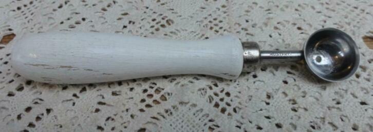 Brocante boterlepeltje/ kruller met wit houten handvat, Antiquités & Art, Curiosités & Brocante, Enlèvement ou Envoi