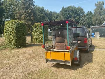 Houtoven op aanhangwagen beschikbaar voor biedingen