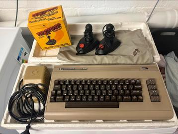 Commodore 64 vintage avec 2 joysticks de 1984 disponible aux enchères