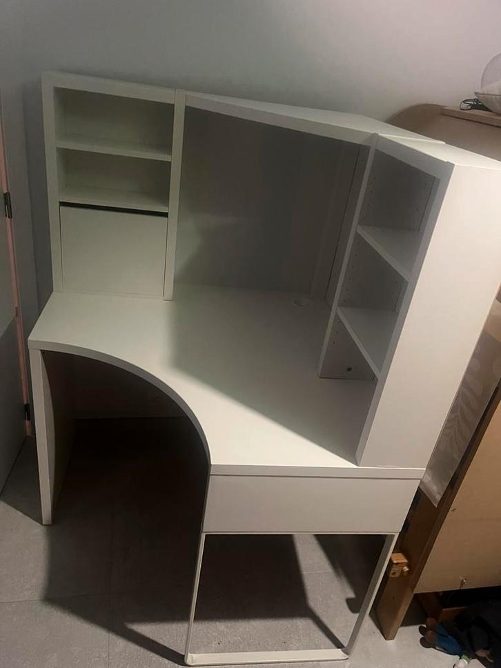IKEA MICKE hoekbureau met opzet – wit, Huis en Inrichting, Bureaus, Zo goed als nieuw, Bureau, Ophalen