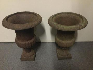 2 Tuinvazen of kelken beschikbaar voor biedingen