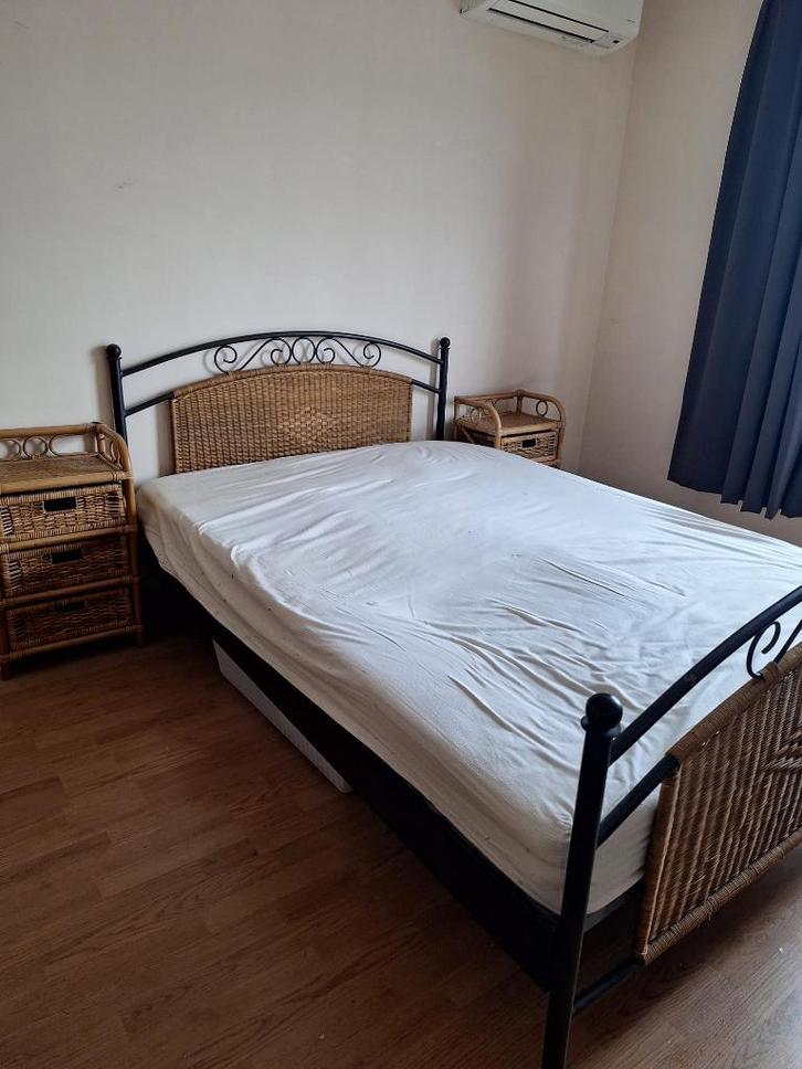 Bed met nachtkasjes, Huis en Inrichting, Slaapkamer | Bedden, Gebruikt, Twijfelaar, 140 cm, 200 cm, Metaal, Beige, Ophalen