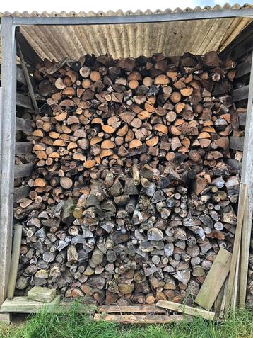 Gemengd droog brandhout. beschikbaar voor biedingen