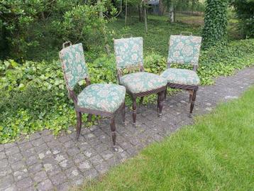 Gratis 3 stijlvolle stoelen en 1 zetel om te restaureren  beschikbaar voor biedingen