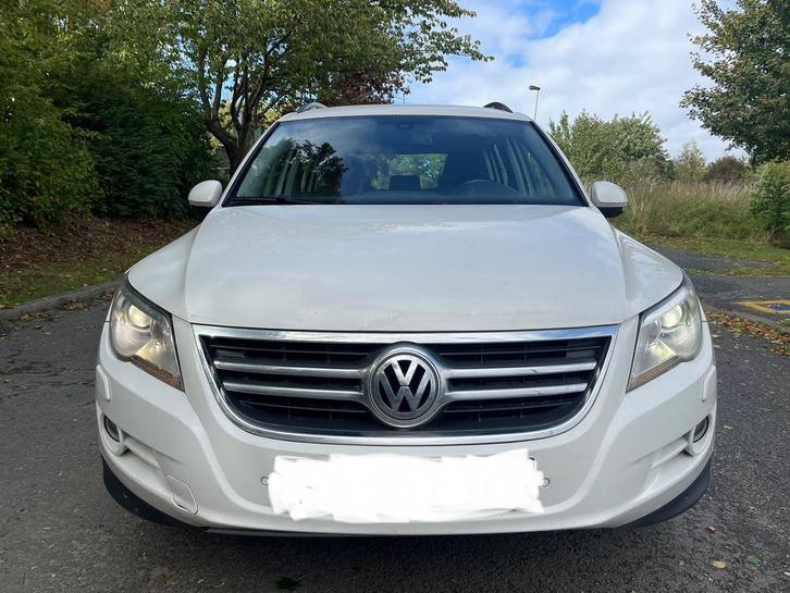 VW Tiguan 2.0tdi 4/4 auto 151000 km mod 2010 GPS JA17, Auto's, Volkswagen, Bedrijf, Tiguan, 360° camera, 4x4, ABS, Achteruitrijcamera