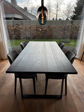 Zwart eiken tafel met stalen onderstel + 4 stoelen, Tuin en Terras, Ophalen, Zo goed als nieuw