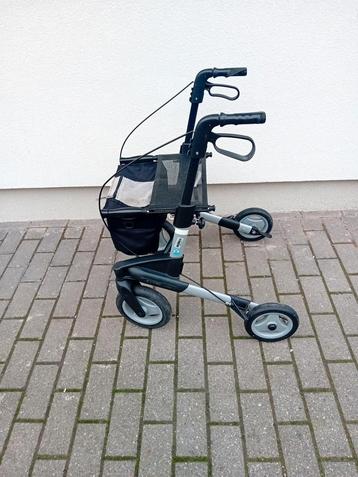 Volledig opvouwbare rollator met 4 wielen. het is opvouwbaar beschikbaar voor biedingen