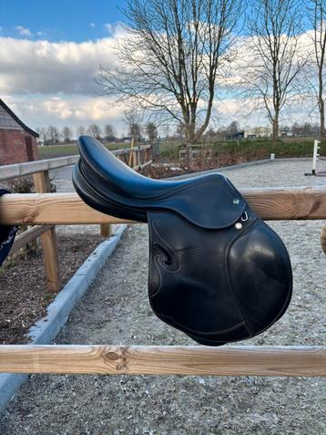 18 inch springzadels prestige 33 en luc childeric mw, Dieren en Toebehoren, Ophalen, Zo goed als nieuw, Springen