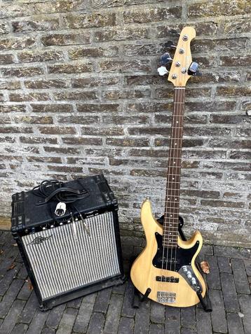 basgitaar en versterker beschikbaar voor biedingen