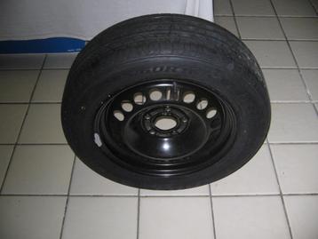 Een reservewiel met velg beschikbaar voor biedingen