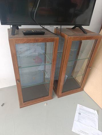 2 vitrine kastjes beschikbaar voor biedingen