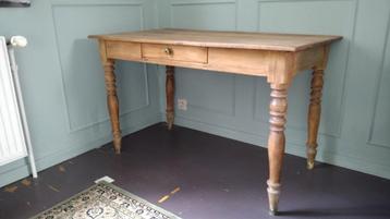 Houten bureau  beschikbaar voor biedingen