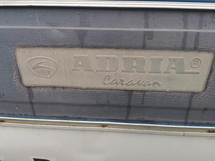 Adria Caravan 750kg  te koop, Caravans en Kamperen, Caravans, Particulier, 500 - 750 kg, Adria, Ophalen