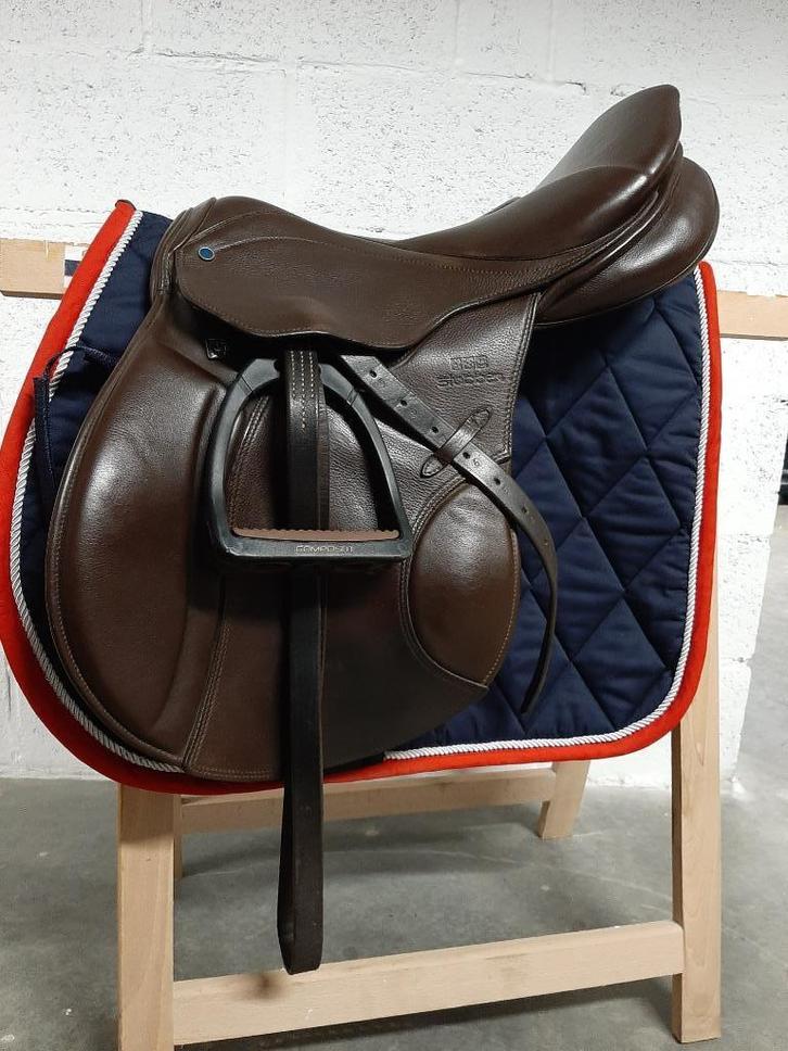 Springzadel 17,5inch boommaat 27, Dieren en Toebehoren, Paarden en Pony's | Zadels, Zo goed als nieuw, Springen, Ophalen