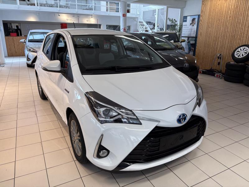 Toyota Yaris IV Dynamic, Automaat, 1497 cc, Zwart, Wit