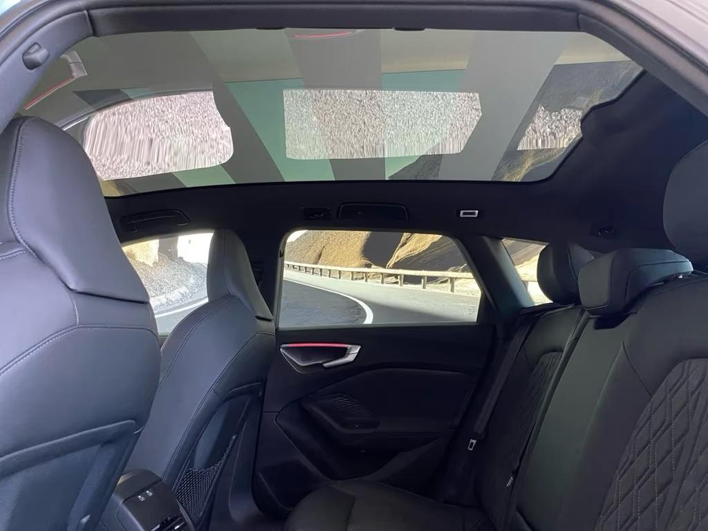 NEW MODEL A5 AVANT PLUG IN S-EDITION 367PK PANO/TECH+/BLACK, Automaat, 1995 cc, 4 cilinders, Alcantara