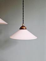 Paire de suspensions Art Déco en opaline blanche, 1920-30, Enlèvement