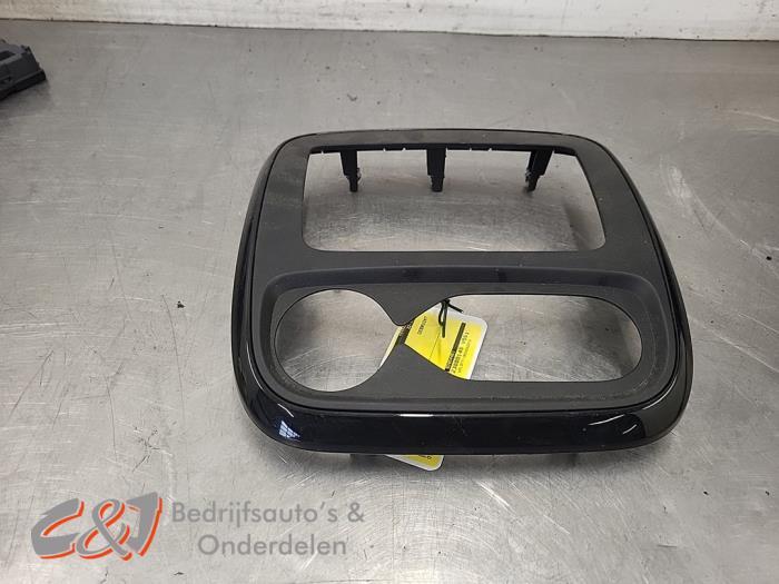 Radio omlijsting van een Opel Vivaro, Auto-onderdelen, Dashboard en Schakelaars, Opel, Gebruikt, 3 maanden garantie, Ophalen of Verzenden