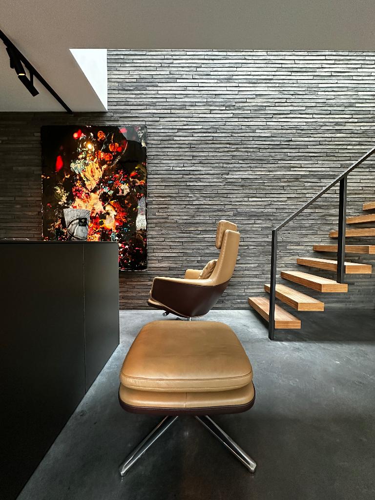 Vitra Grand Relax met Ottoman high-end fauteuil als nieuw, Huis en Inrichting, Fauteuils, Ophalen, Zo goed als nieuw, Leer, High-end Furniture