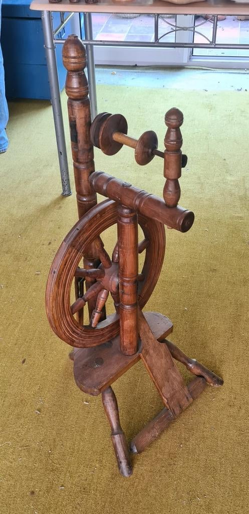 Rouet ancien à pédale – Authentique pièce en bois massif