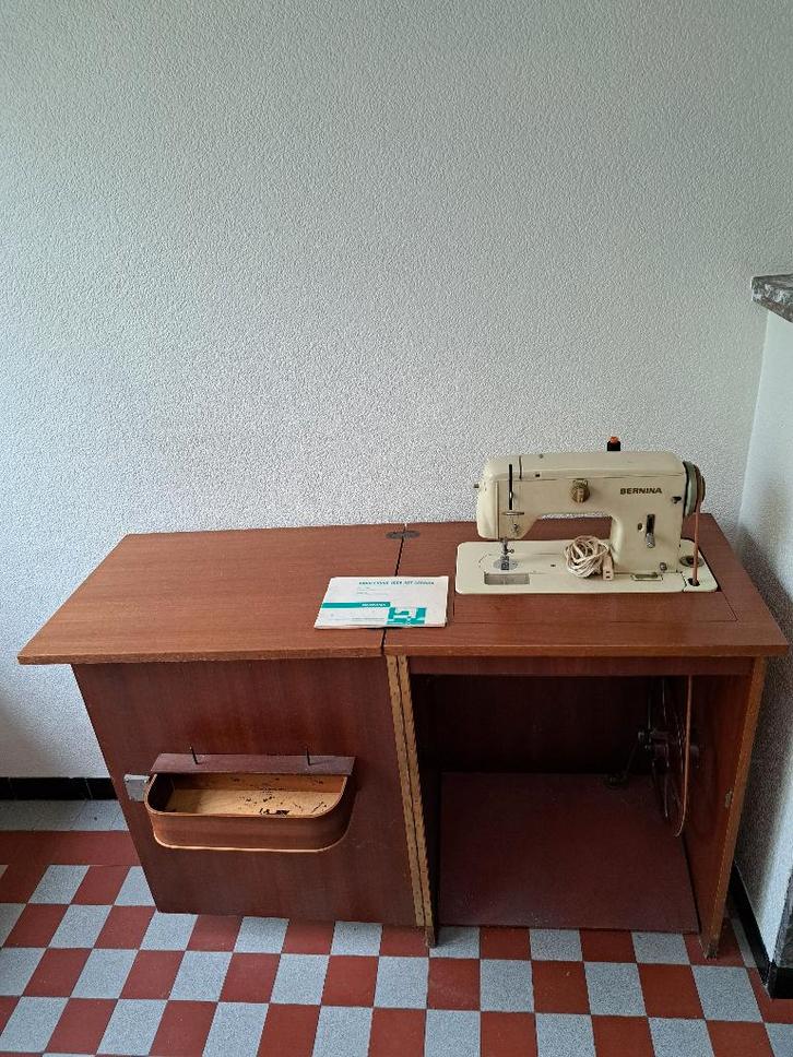 Vintage bernina naaimachine in kast, Hobby & Loisirs créatifs, Machines à coudre & Accessoires, Utilisé, Machine à coudre, Bernina