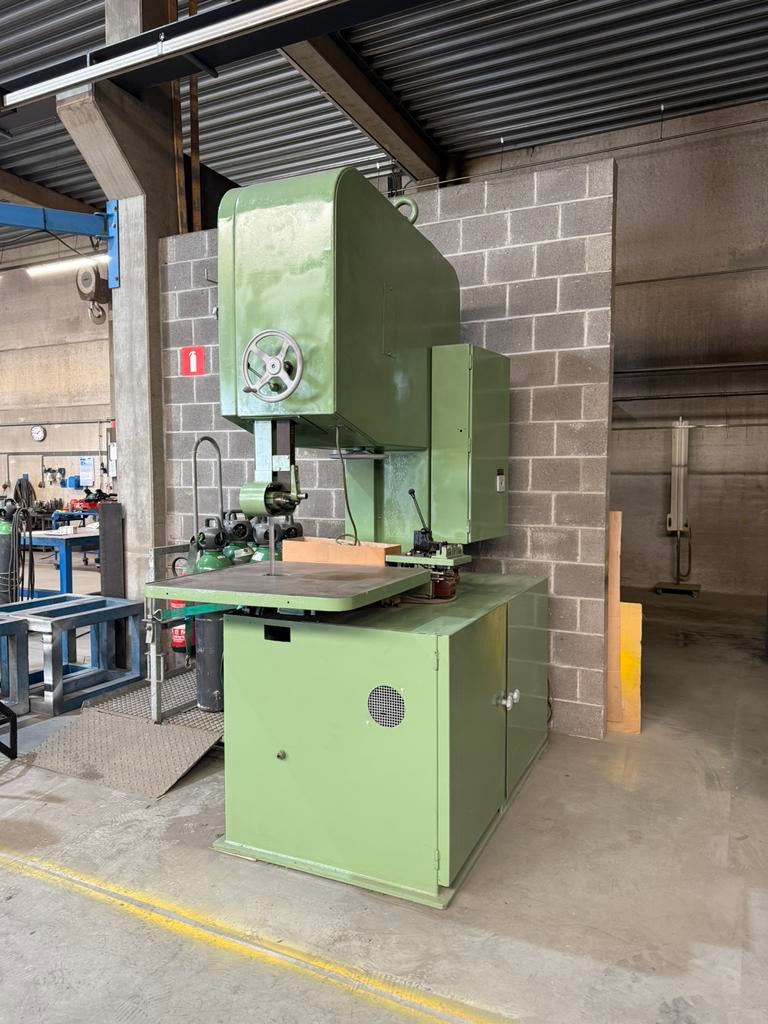 Scie à ruban verticale industrielle, Articles professionnels, Machines & Construction | Travail du métal, Enlèvement