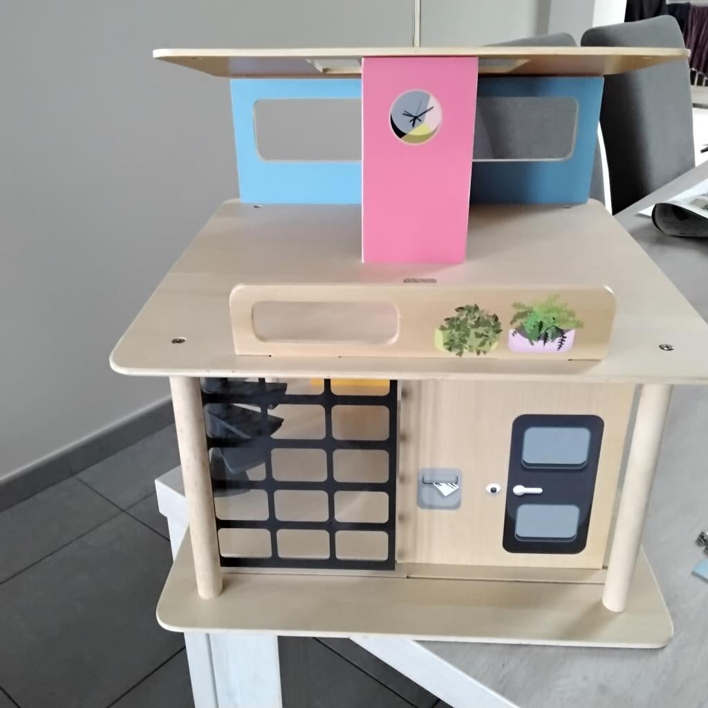 Modern houten poppenhuis, Kinderen en Baby's, Speelgoed | Poppenhuizen, Ophalen of Verzenden, Zo goed als nieuw, Poppenhuis