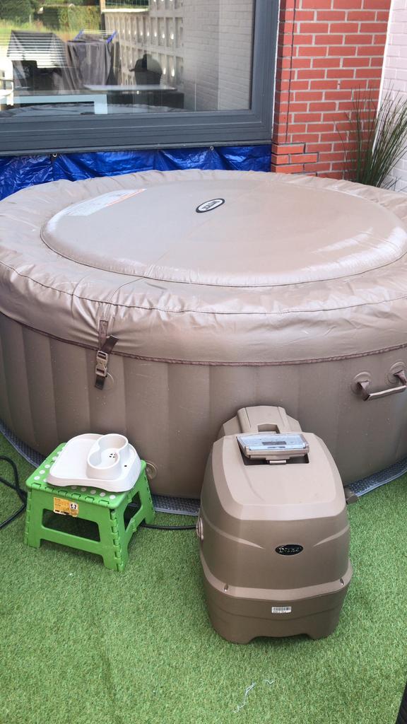 Mooie 4-persoons Intex jacuzzi, Tuin en Terras, Bubbelbaden en Hottubs, Ophalen, Zo goed als nieuw, Afdekzeil, Opblaasbaar