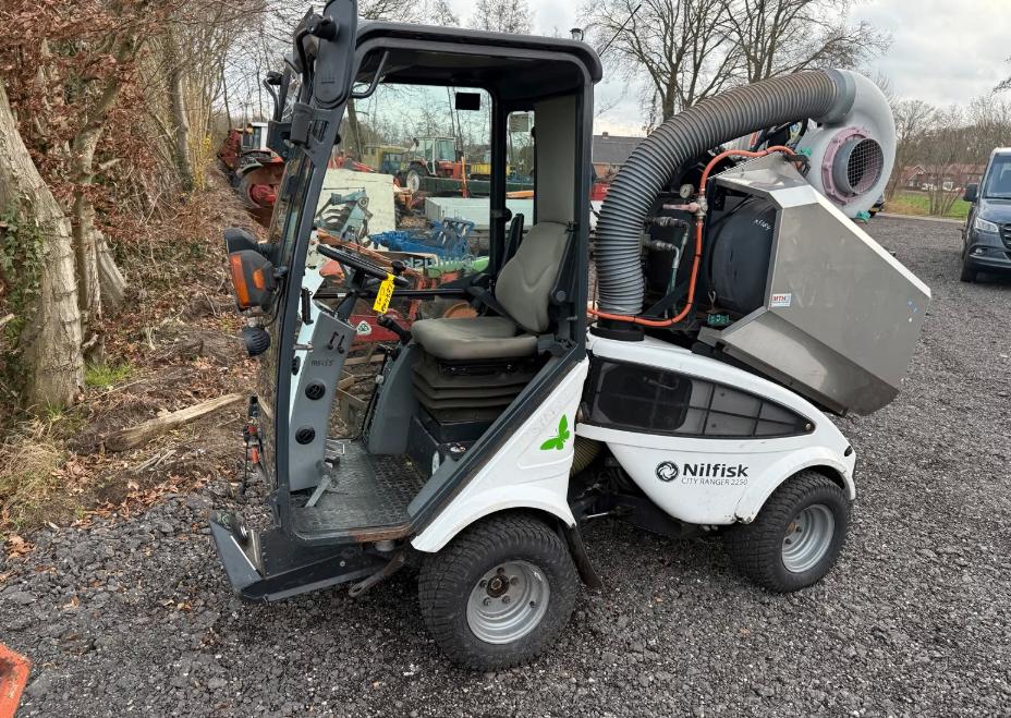 egholm / nilfisk werktuigdrager / trekker / traktor  tractor, Zakelijke goederen, Machines en Bouw | Kranen en Graafmachines, Ophalen